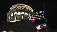 Americká vlajka a vlajka státu Utah vlají na p�l �erdi u budovy Kapitolu státu...