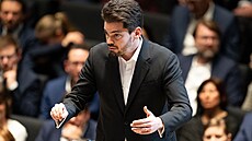 Dirigent Lahav �ani stojí na pódiu. (26. ledna 2024)