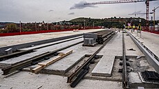 Na most� ji� v zá�í le�ela �ást tramvajových kolejí. (10. zá�í 2025)