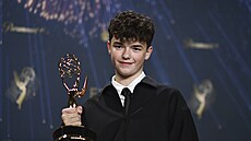 Owen Cooper p�ebírá cenu za vynikající herecký výkon ve vedlej�í roli v...