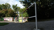 Jedním z p�íklad� vizuálního smogu dopravního zna�ení a p�íslu�ného technického...