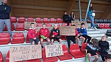 Rodie bhem tréninku dtí z chrudimského klubu zaplnili tribunu na hiti U...
