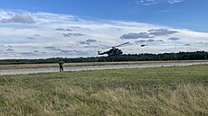 T�i �eské vrtulníky Mi-171� p�istály na východní hranici Polska. (15. zá�í 2025)