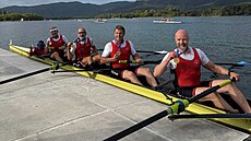 etí veslai se radují po závod v Banyoles