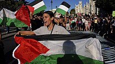 Propalestin�tí aktivisté protestují na bariérách, které zdemolovali.