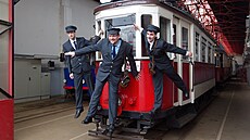 �edá uniforma, ko�ená bra�ni�ka, v ní peníze, kle�ti�ky a jízdenky. Takoví byli...