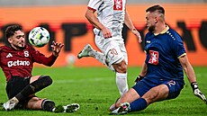 Hradecký gólman Adam Zadrail zasahuje proti sparanskému útoníkovi Albionu...