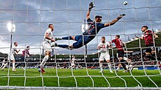 Hradecký gólman Adam Zadrail zasahuje v ligovém utkání proti Spart.