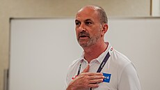 éftrenér Pavel Sluka bhem týmové porady na mistrovství svta v Tokiu