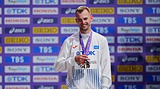 Jan �tefela se raduje ze zisku bronzové medaile na mistrovství sv�ta v Tokiu