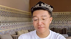 ínský influencer Pepa Zhang ukazuje eskému publiku ranní rituál v ujgurském...