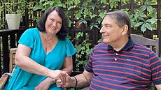 Helena Vrzalová z KS� s p�edsedou �SSD, expremiérem Ji�ím Paroubkem, za jeho�...