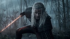 Liam Hemsworth jako zaklína Geralt z Rivie