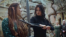 Anya Chalotra ve tvrté ad Zaklínae