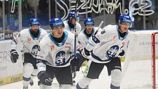 Kladenský útoník Adam Bare (v popedí) slaví se spoluhrái gól.