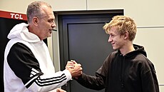 Mladý eský fotbalový rozhodí Dominik Svoboda (vlevo), který elil v zápase...