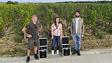 Osm lahví s historickým vínem p�ivezli zástupci be�ovského zámku do Francie v...