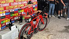 Jonas Vingegaard na improvizovaném pódium po konci Vuelty.