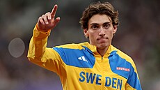 Armand Duplantis zdraví fanou�ky p�ed finále mistrovství sv�ta v Tokiu.