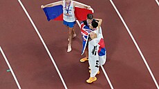 Jan �tefela slaví se soupe�i zisk bronzové medaile na mistrovsví sv�ta v Tokiu.