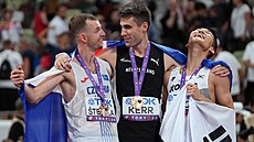 Jan �tefela slaví se soupe�i zisk bronzové medaile na mistrovsví sv�ta v Tokiu.