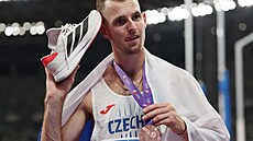 Jan �tefela slaví bronzovou medaili na mistrovsví sv�ta v Tokiu.