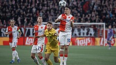 Christos Zafeiris v souboji s Fredrikem Sjovoldem v zápase Ligy mistr�.