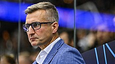 Trenér Ji�í Kudrna z Liberce sleduje své sv��ence v zápase s Pardubicemi.