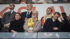 Jaroslav Tvrdík, Pavel Tyka� a Marek Dospiva sledují duel Ligy mistr� mezi...