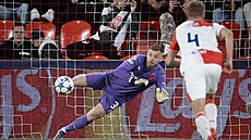 Slávistický gólman Jind�ich Stan�k chytá penaltu v zápase Ligy mistr� proti...