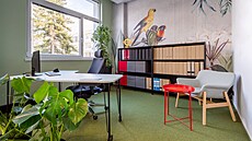 Prostor architekti oivili barevnými papouky v nadivotní velikosti a zelení,...