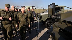 Ruský prezident Vladimir Putin si prohlíí techniku a výzbroj pi píjezdu na...