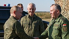 Ruský prezident Vladimir Putin si prohlíí techniku a výzbroj pi píjezdu na...