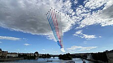 Pr�let dvou stíha�ek JAS-39 Gripen a deseti proudových stroj� legendární...