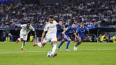 Úto�ník Realu Madrid Kylian Mbappé prom��uje penaltu do sít� Marseille.