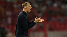Kou� Anglie Thomas Tuchel burcuje své sv��ence b�hem utkání se Srbsem.