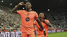 Marcus Rashford slaví gól proti Newcastlu, za ním p�ibíhá barcelonský spoluhrá�...