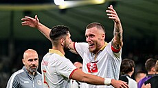 Stopei Hradce Králové Filip ihák (vlevo) a Tomá Petráek slaví výhru nad...