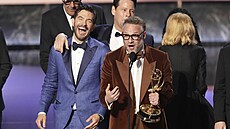Pete Huyck a Seth Rogen p�ebírají cenu Emmy za nejlep�í komediální seriál o...
