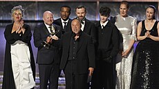 Stephen Graham a tým tv�rc� seriálu Adolescent p�ebírají jednu z cen Emmy. (15....