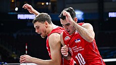 Srbtí volejbalisté se radují.