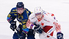 Petr Holík (vlevo) ze Zlína v duelu se Slavií