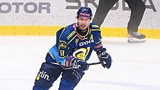 Zlínský hokejsta Jakub laha v zápase se Slavií