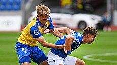 Nojus Audinis (vlevo) z Teplic a Tomá� Zlatohlávek z Ostravy bojují o mí�.