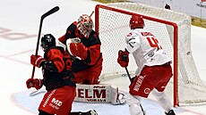 Olomoucký branká� Mat�j Machovský se otá�í za pukem, který po st�ele t�ineckého...