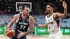 Luka Doni ze Slovinska útoí, hlídá ho Maodo Lo z Nmecka.