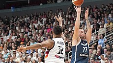 Luka Doni ze Slovinska stílí na nmecký ko pes Johannese Thiemanna.