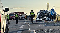 Nehoda osobního a nákladního vozidla na silnici 16 u obce iice u Kladna. (12....