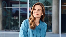 Vystudovala �urnalistiku na Karlov� univerzit� a pozd�ji diplomacii a...