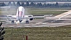 Airbus drhnul ocasem o ranvej